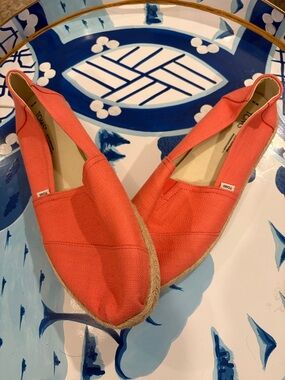 Toms Coral Canvas Espadrille Flats
Size 10 W